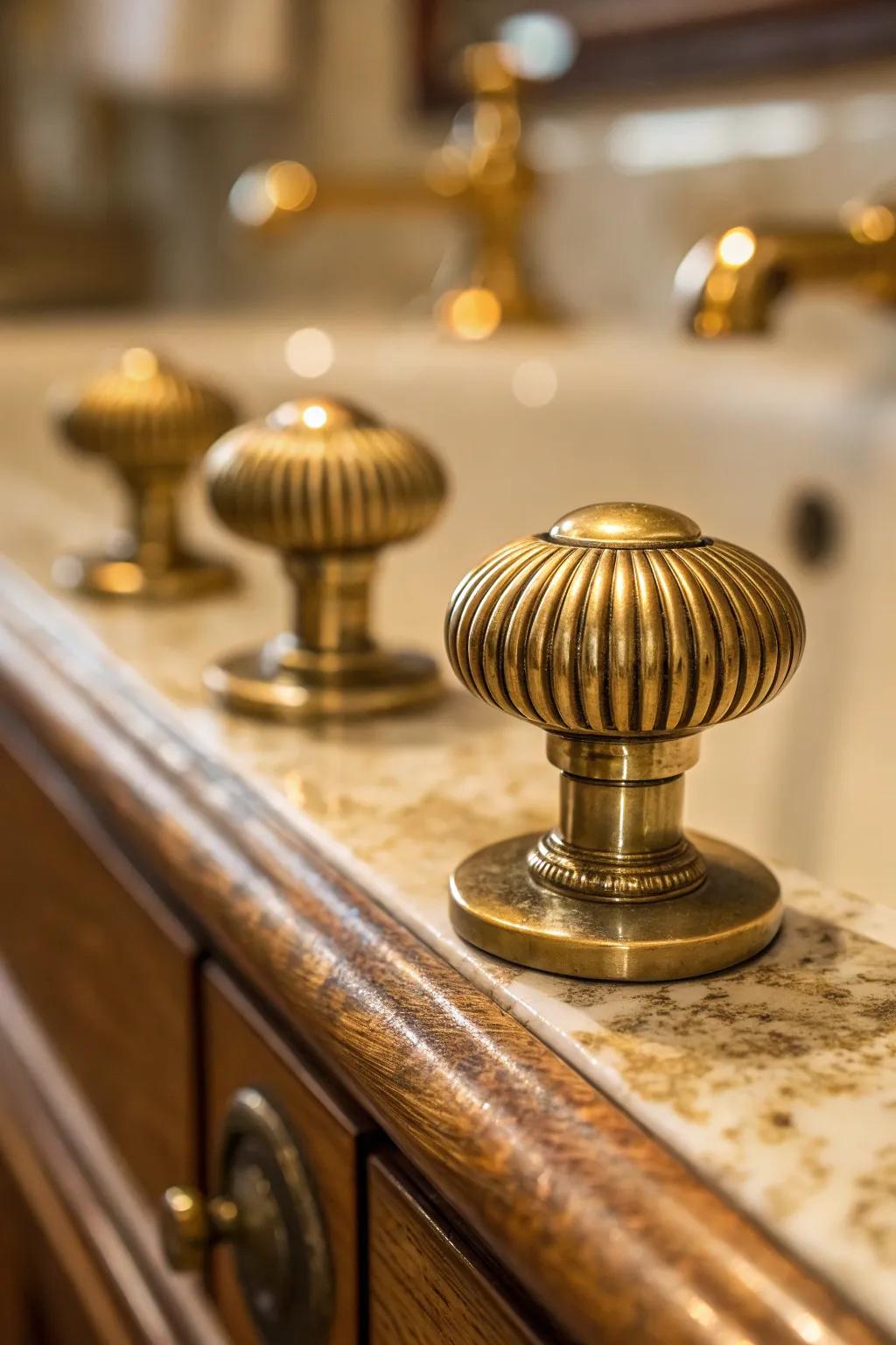 Grooved golden finish knobs offer a hint of timeless sophistication.