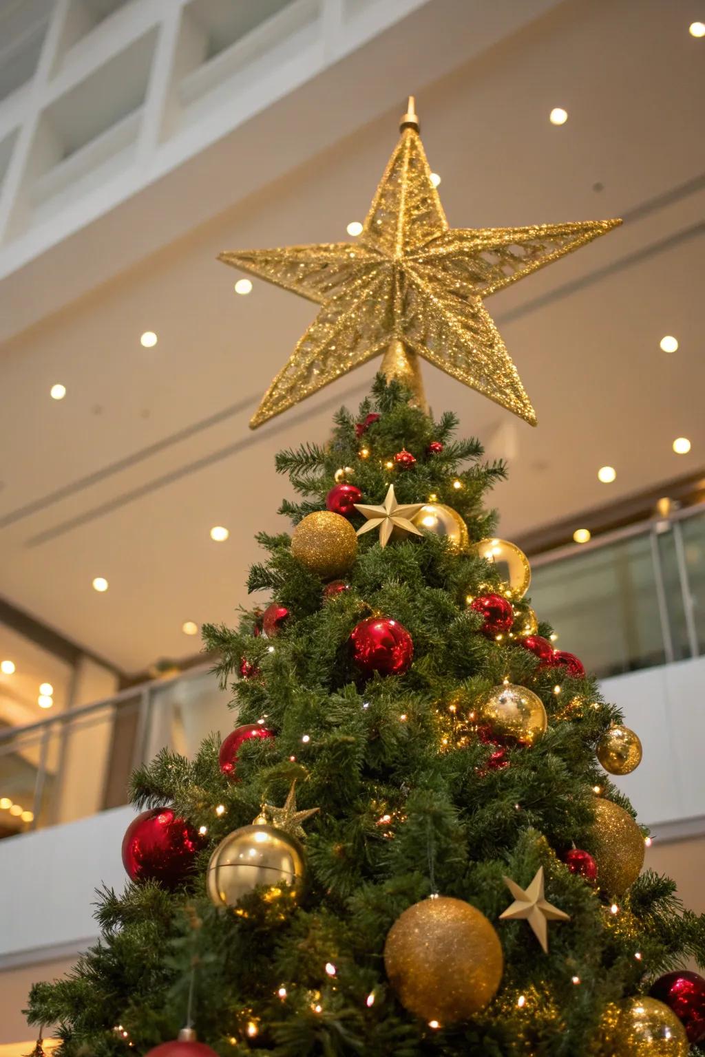 A gilded star jewel gives the tree a majestic and joyful look.