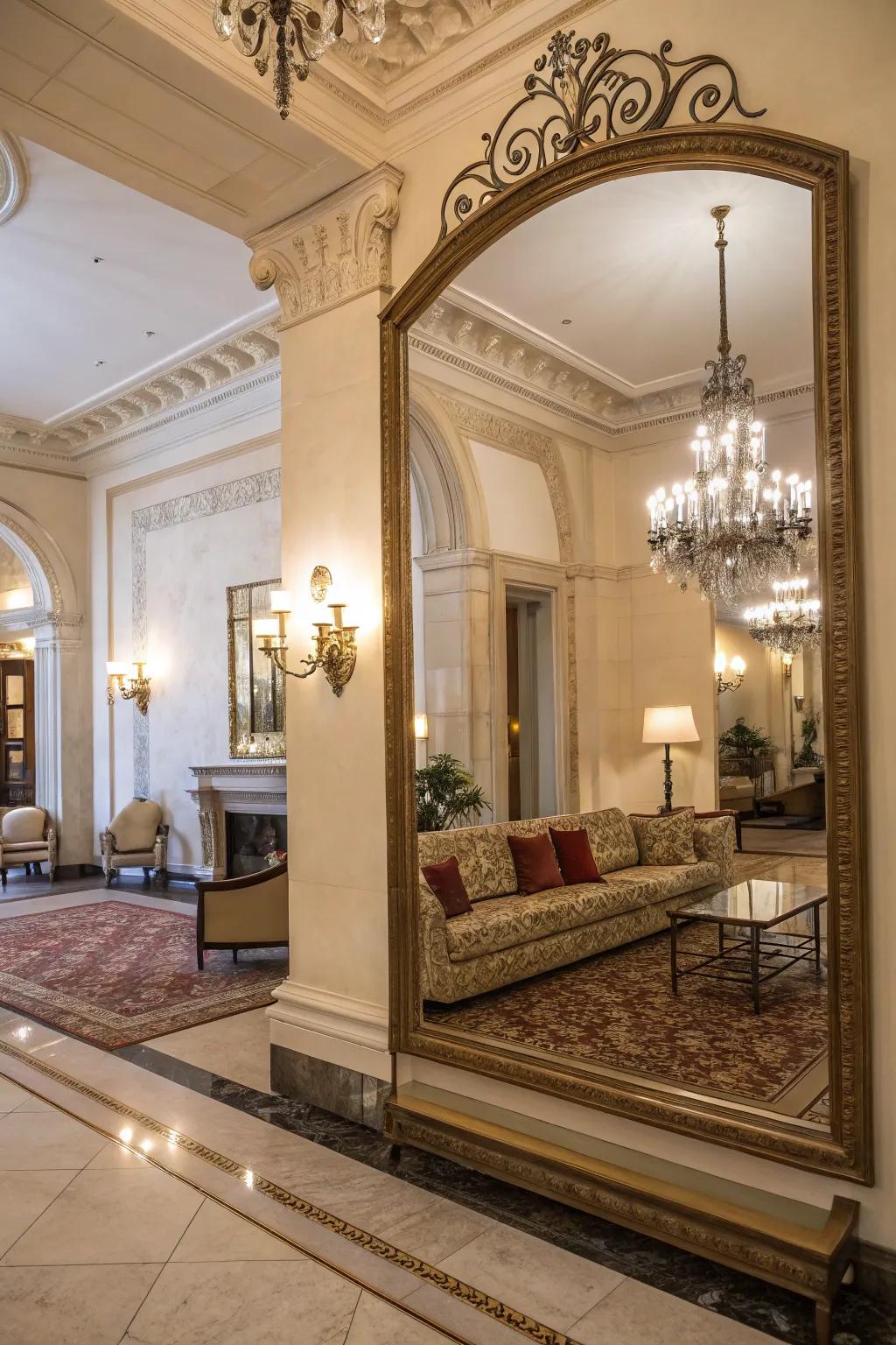A generously sized mirror in the entryway delivers a striking and spacious impression.