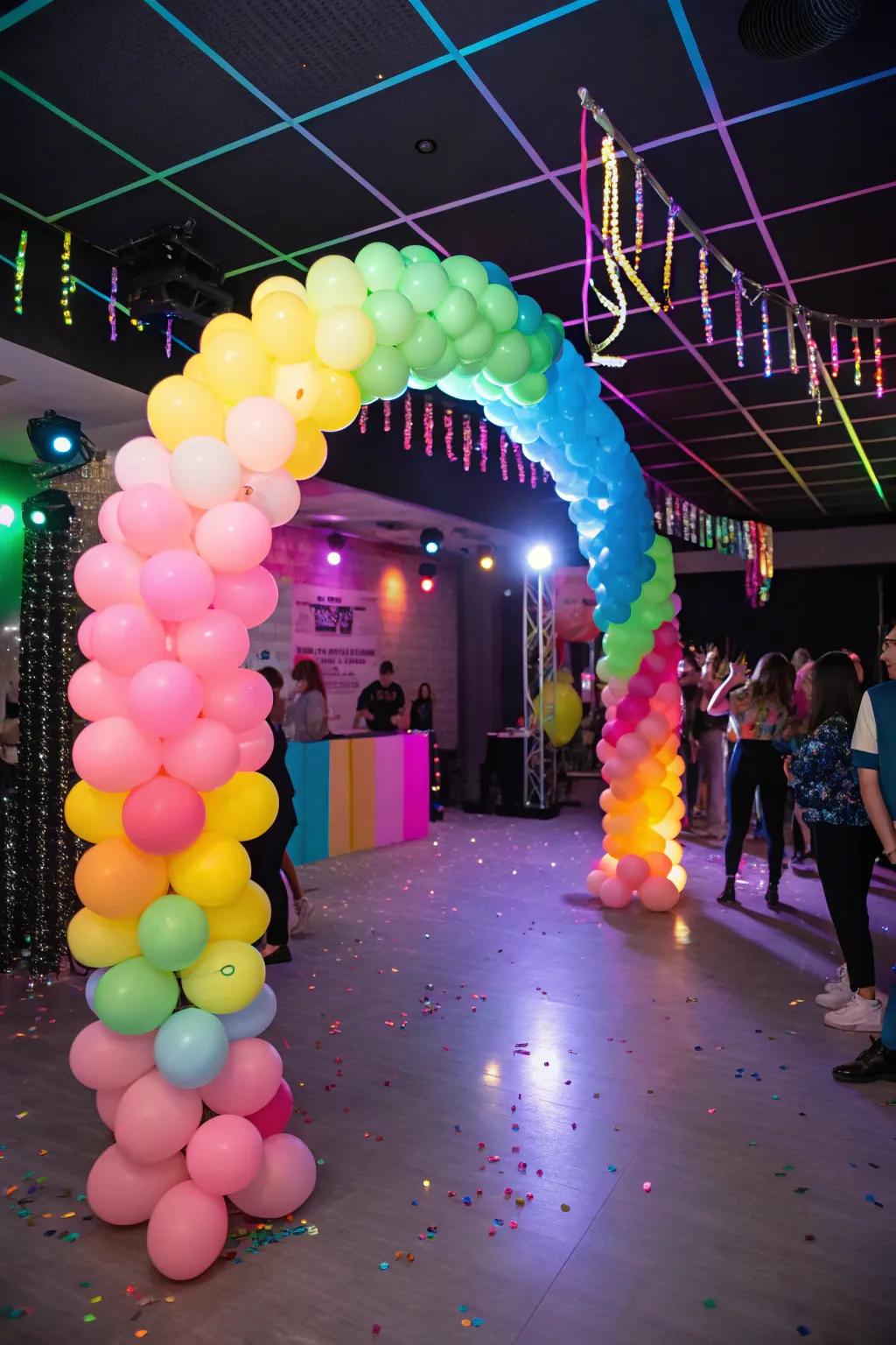 A luminous balloon arch immediately establishes a retro ambiance right from the entrance.