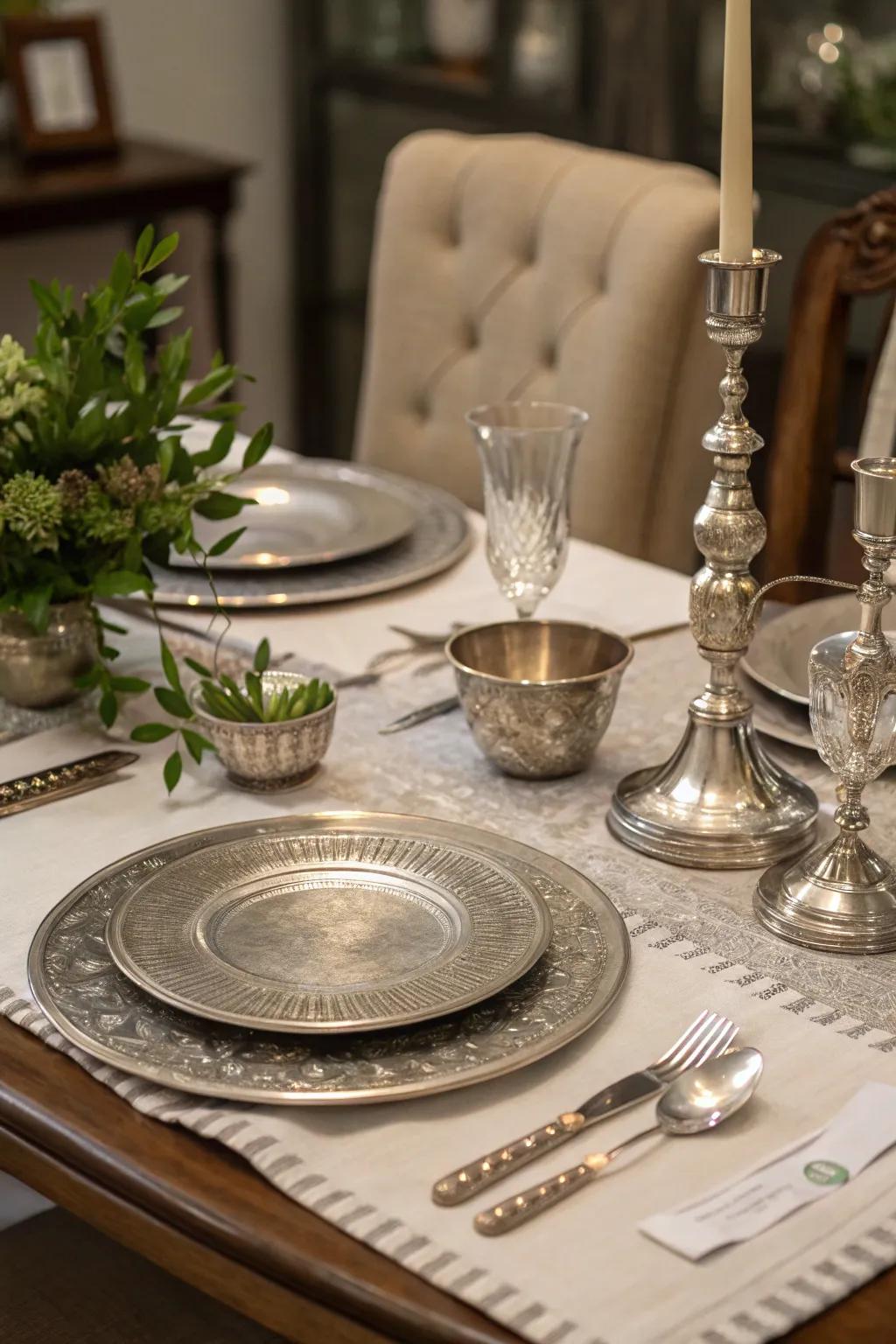 Gray metal decorations introduce a hint of elegance to a colonial dining setting.