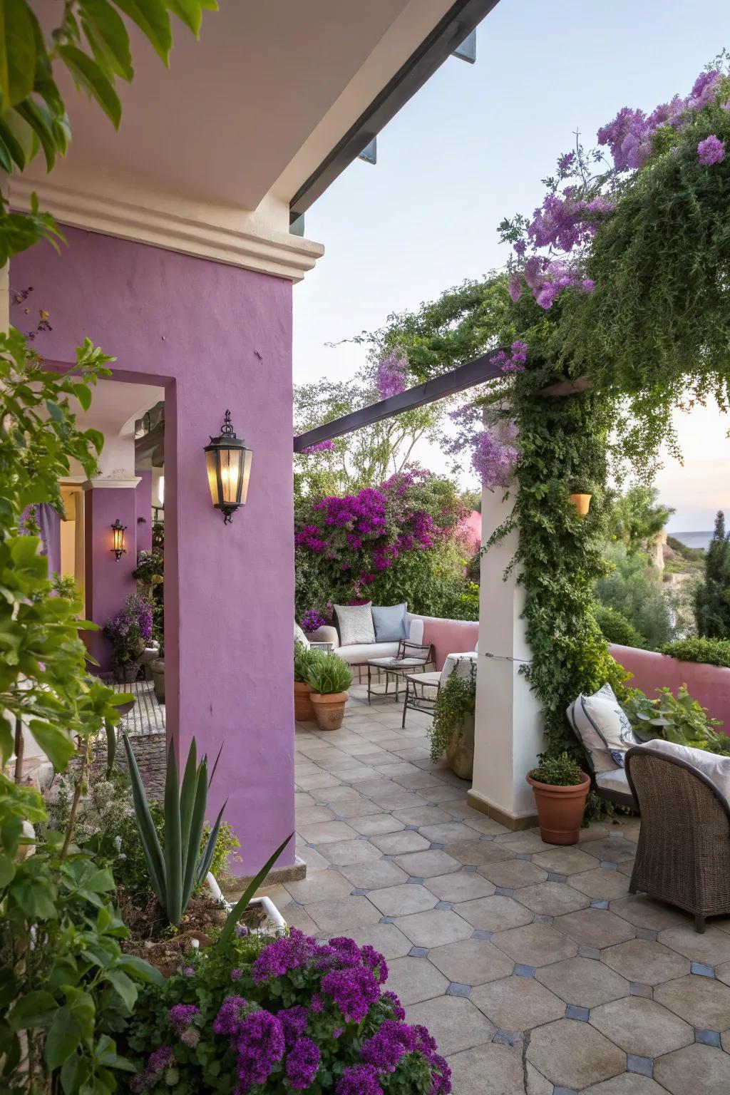 An al fresco deck accentuated by gentle purple walls and verdant vegetation.