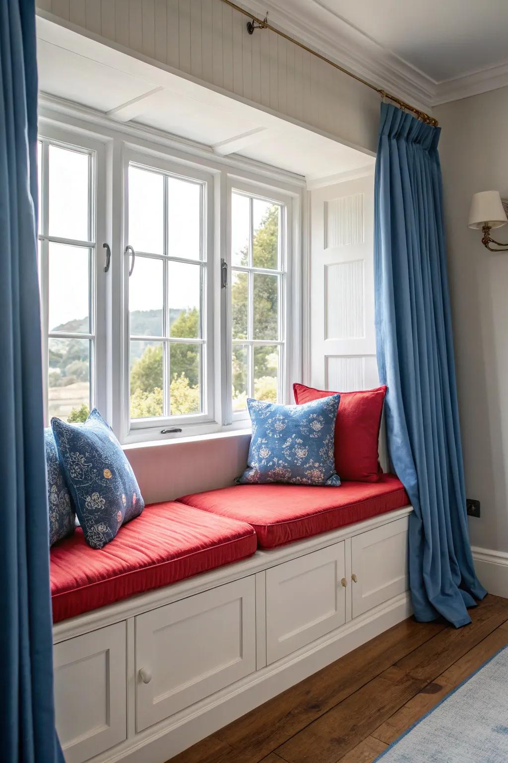 A window seat that serves as a centerpiece thanks to its bold colors and accessories.