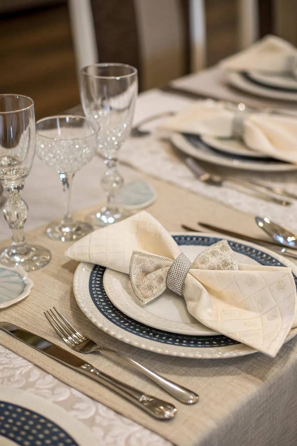 Elegant bow tie napkin pliages enhance elegance.