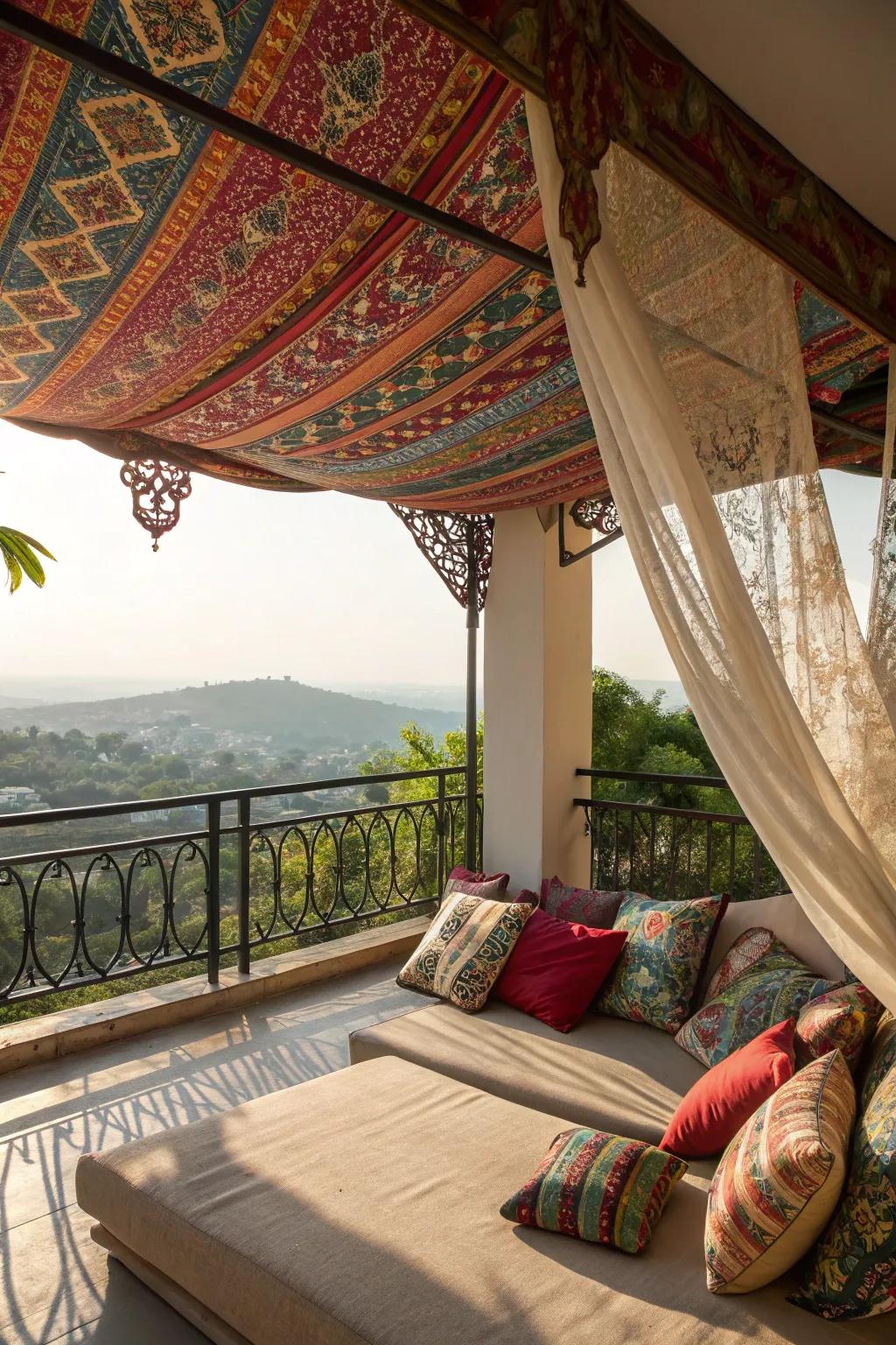 Draped roofs add a bohemian and intimate touch.