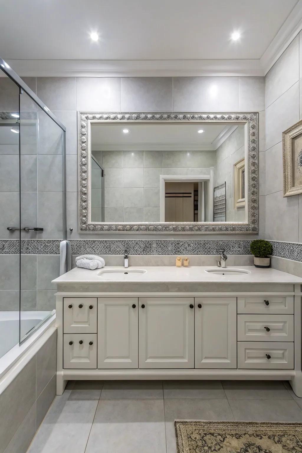 Wall decor enhances the spacious feeling, expanding the dimensions.