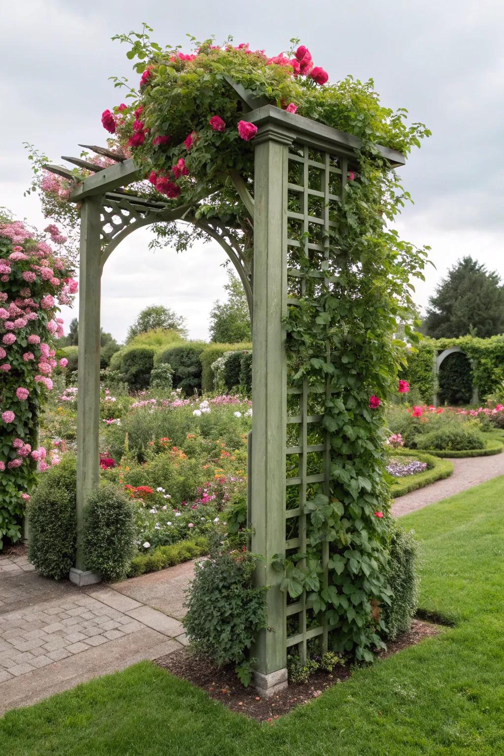 Improve privacy with the dynamic design of a wavy top trellis.