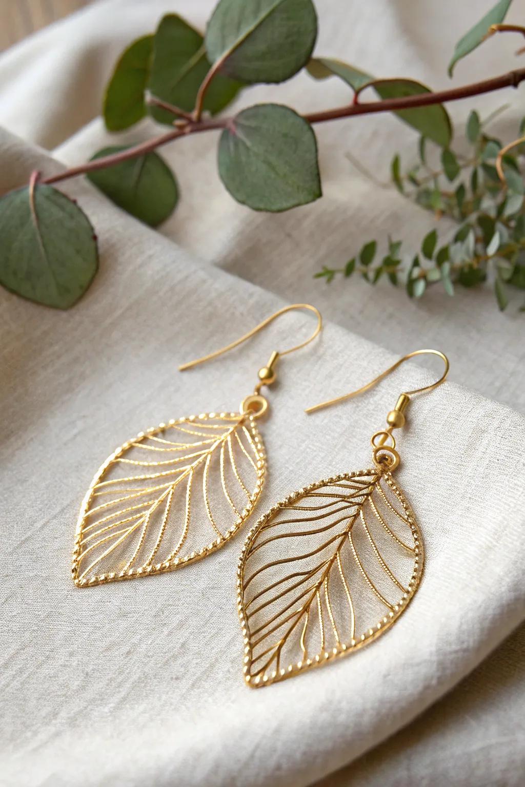 Embrace nature&rsquo;s elegance with these handcrafted leaf-shaped earrings, a prime mix of minimalist and bohemian style.