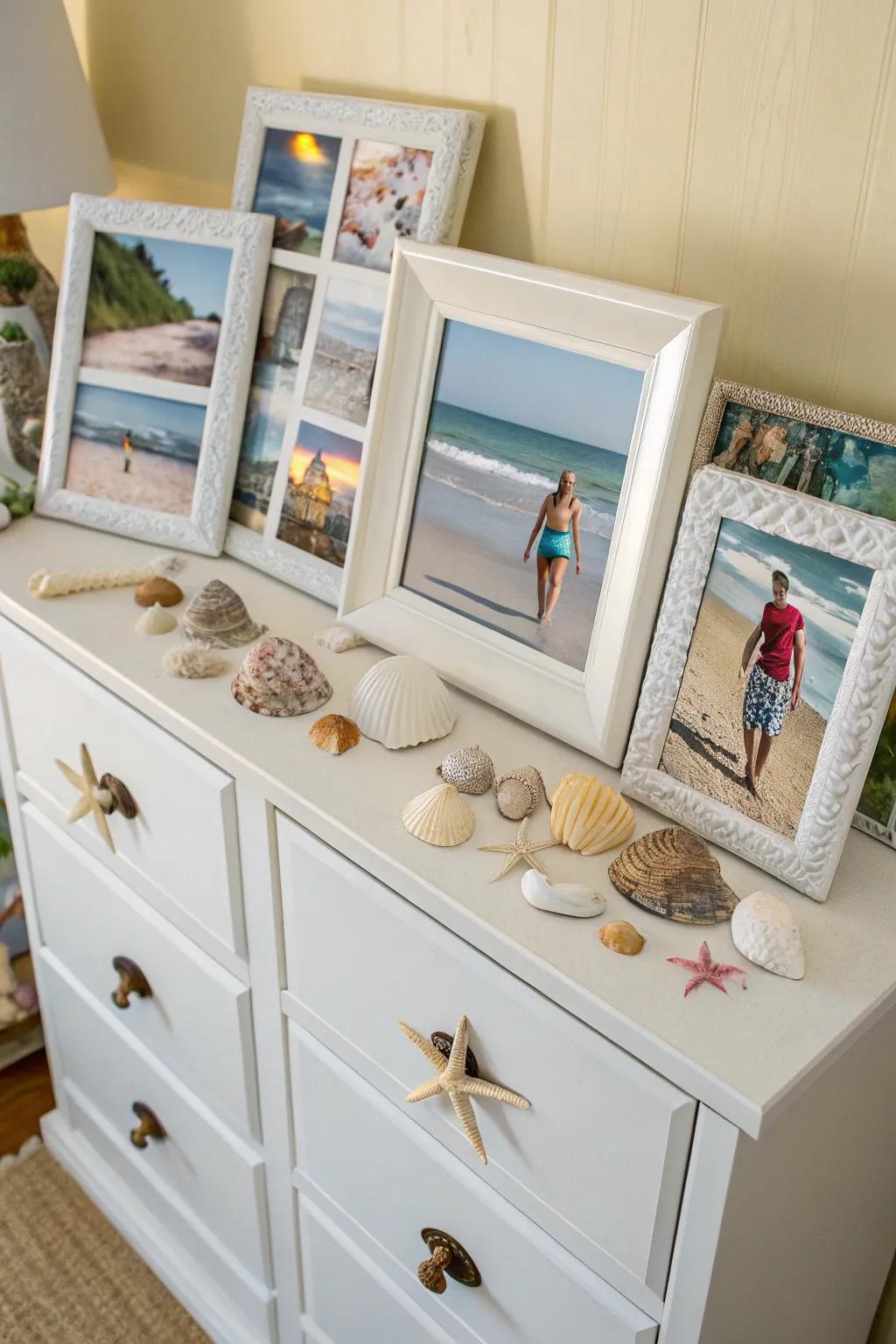 Personalize your snapshots with beach-inspired casings.