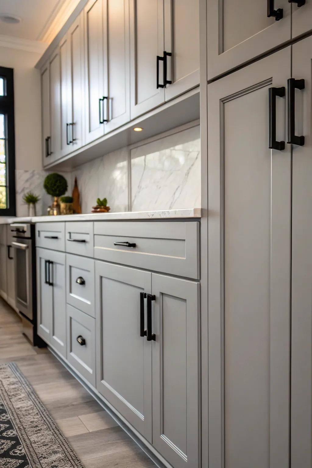 Ebony elements introduce strong contrast and modernity.