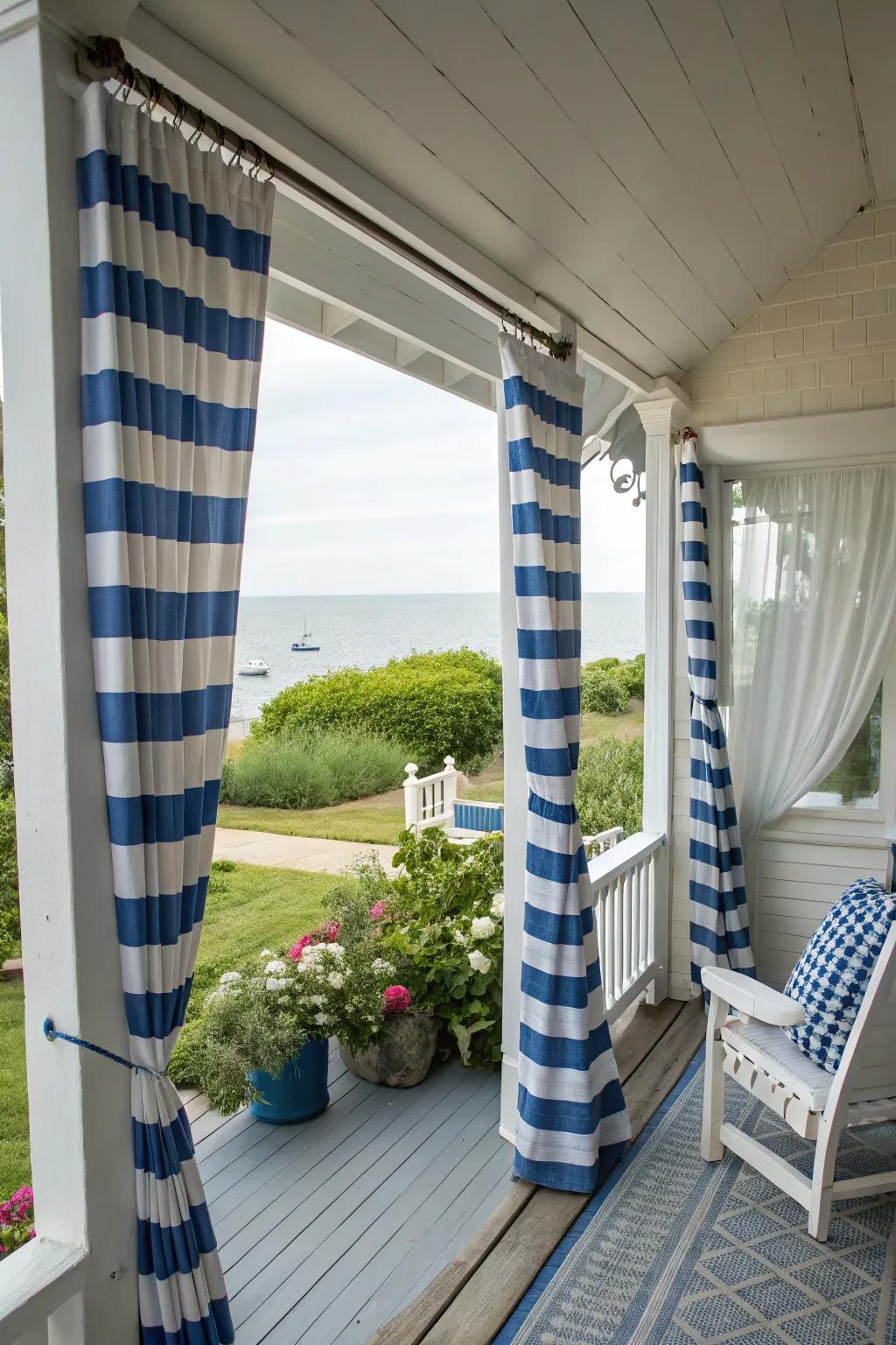 Sea side-themed fabrics evoke a relaxing seaside atmosphere.