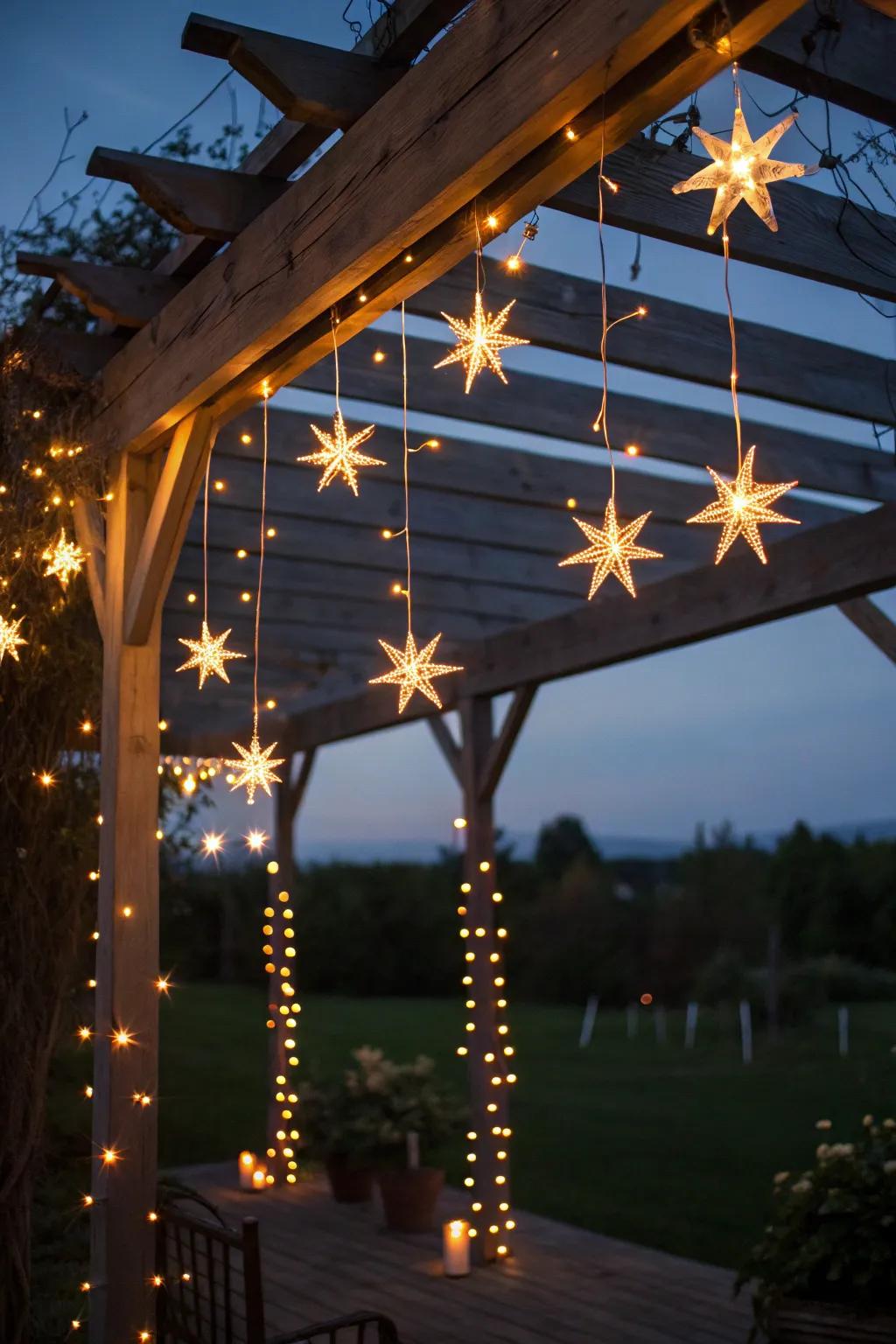 Transport the stars to your pergola through twinkling starburst lights.