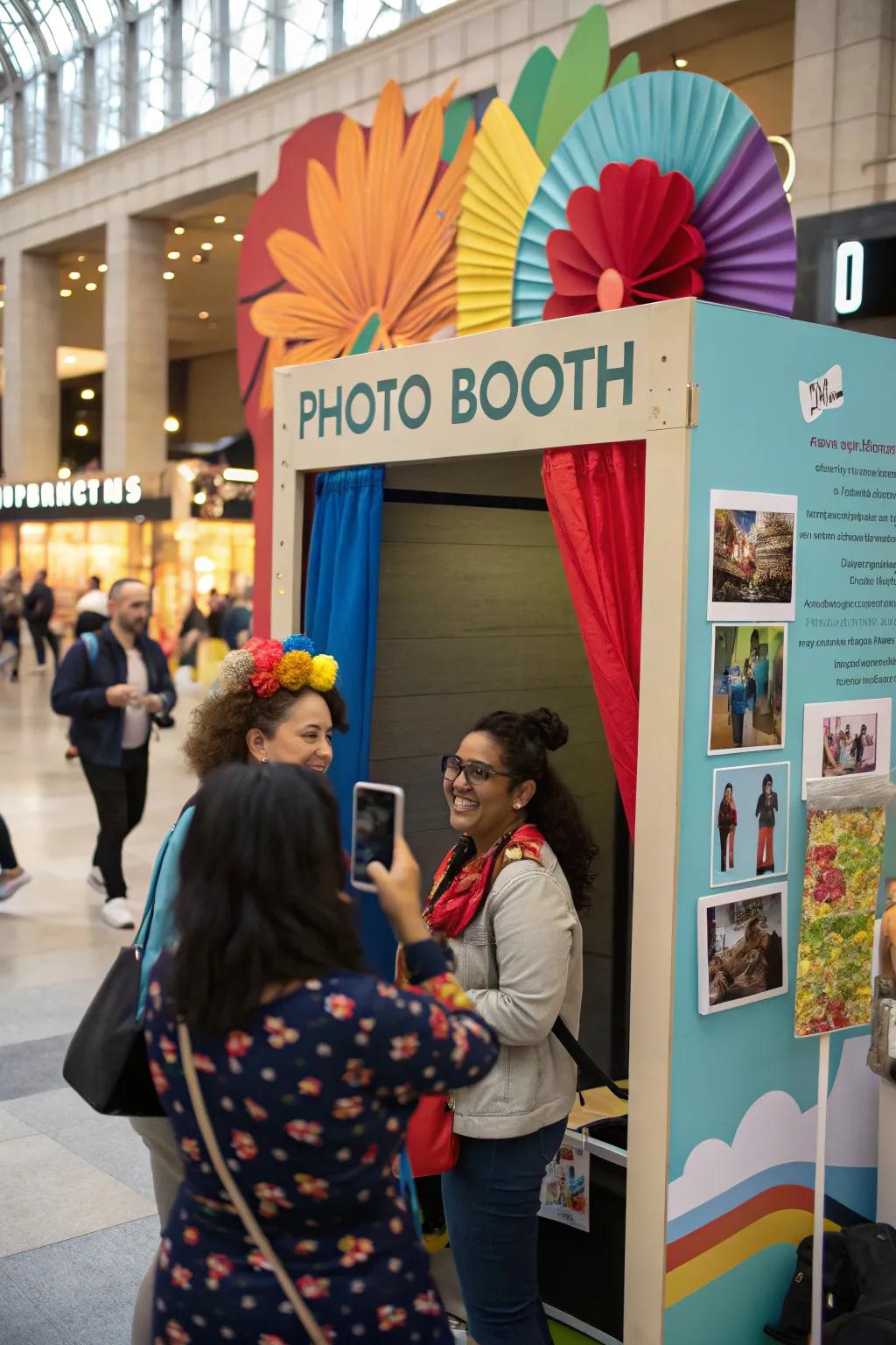 A fun-themed picture spot draws in crowds.