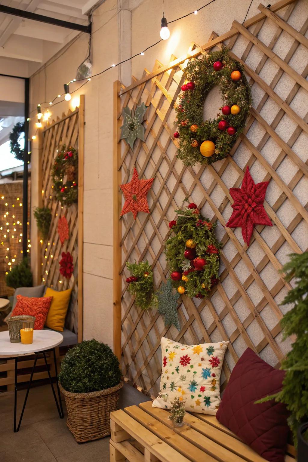 Lattice element giving a versatile space for seasonal decor changes.
