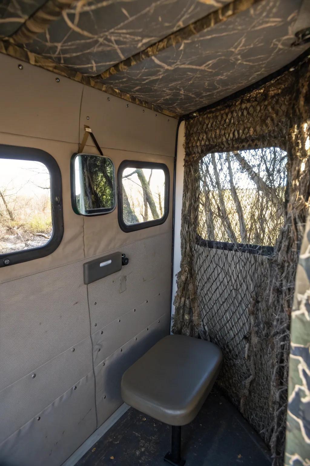 Mirrors broaden the viewing area, supporting silent tracking of surroundings.