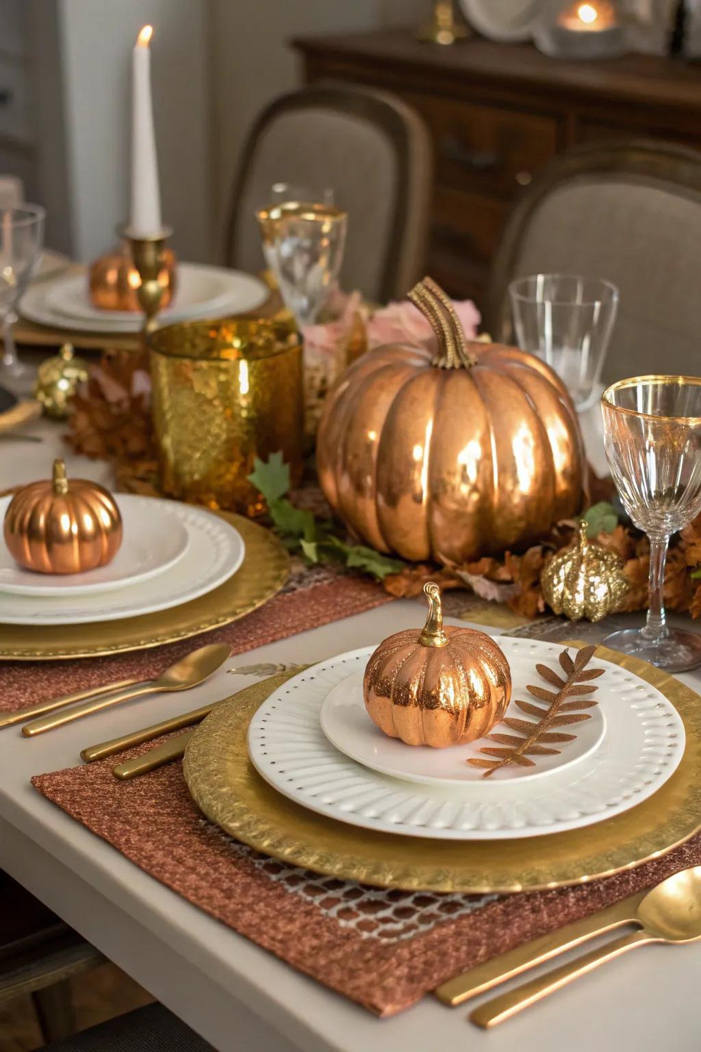 Metallic accents contribute glamour and elegance to your Thanksgiving table.