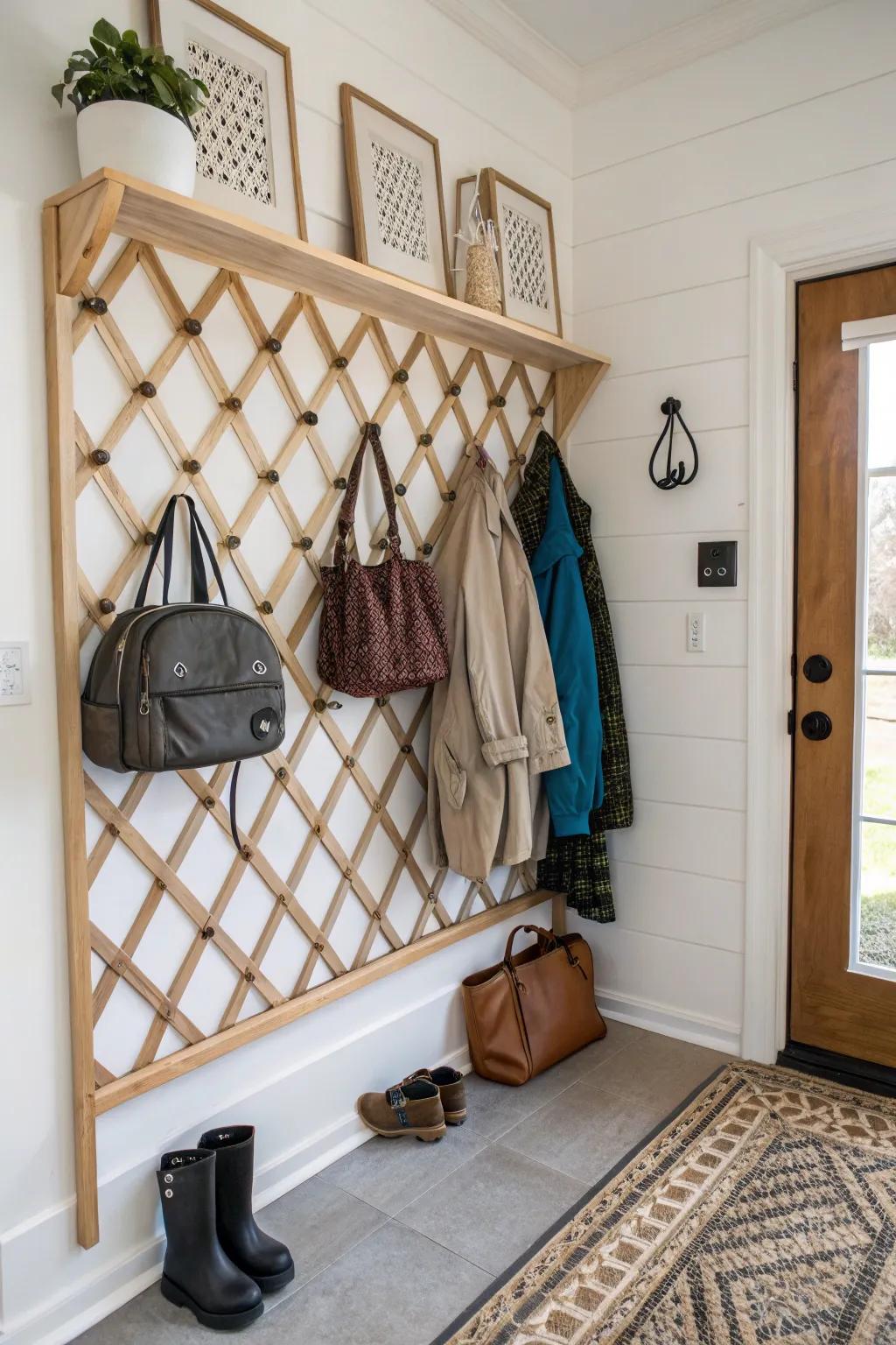 Lattice element functioning as an entrance organizer, keeping the space tidy.
