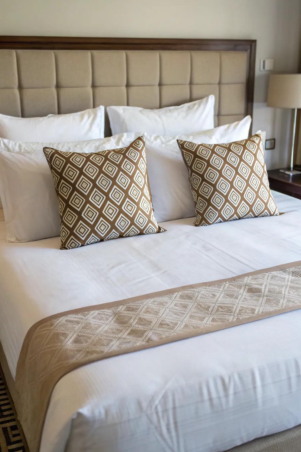 Symmetrical pillow arrangement delivering a sensation of harmony to the bed.