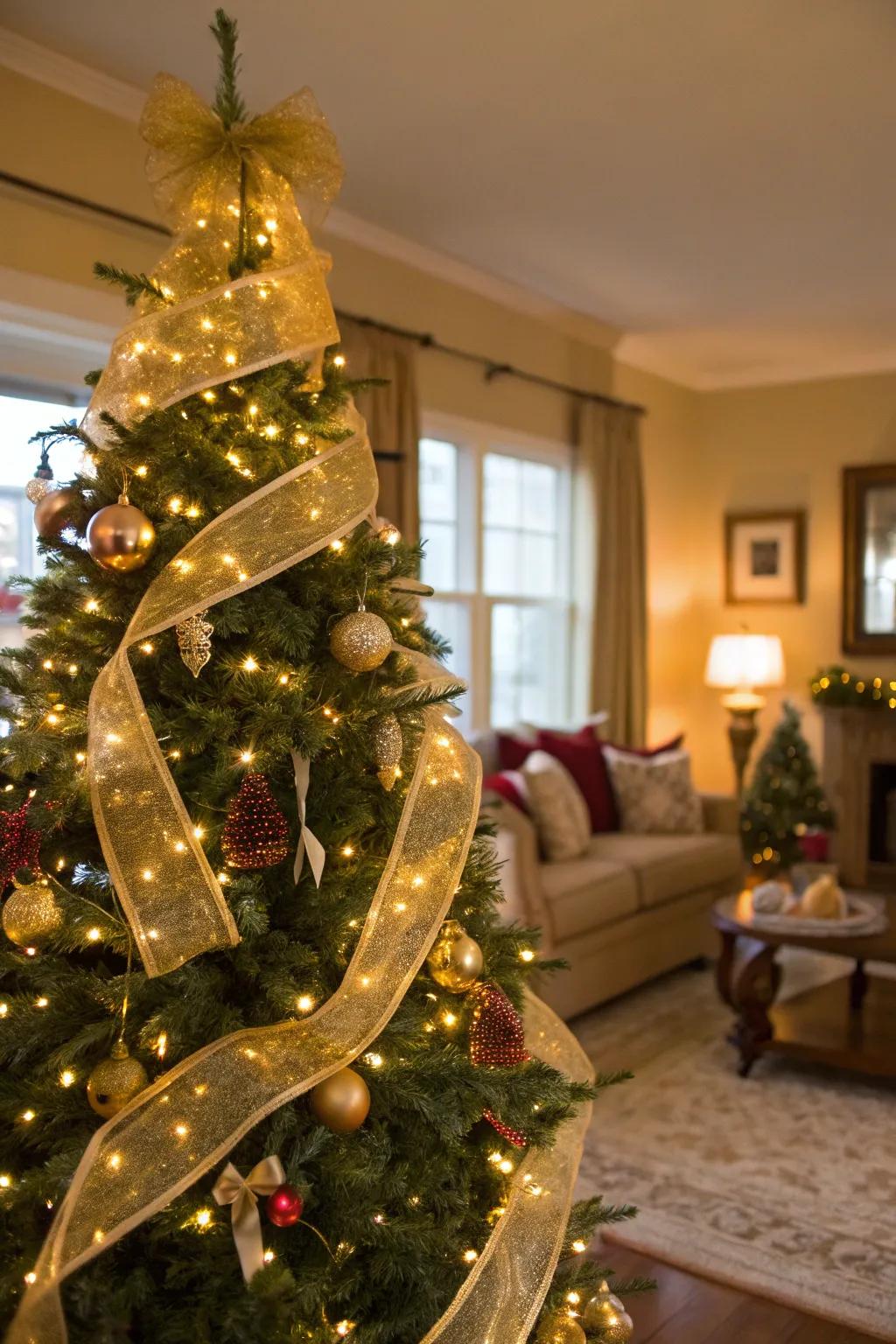 Shimmering gold bands impart a sophisticated flowing impression to the tree.