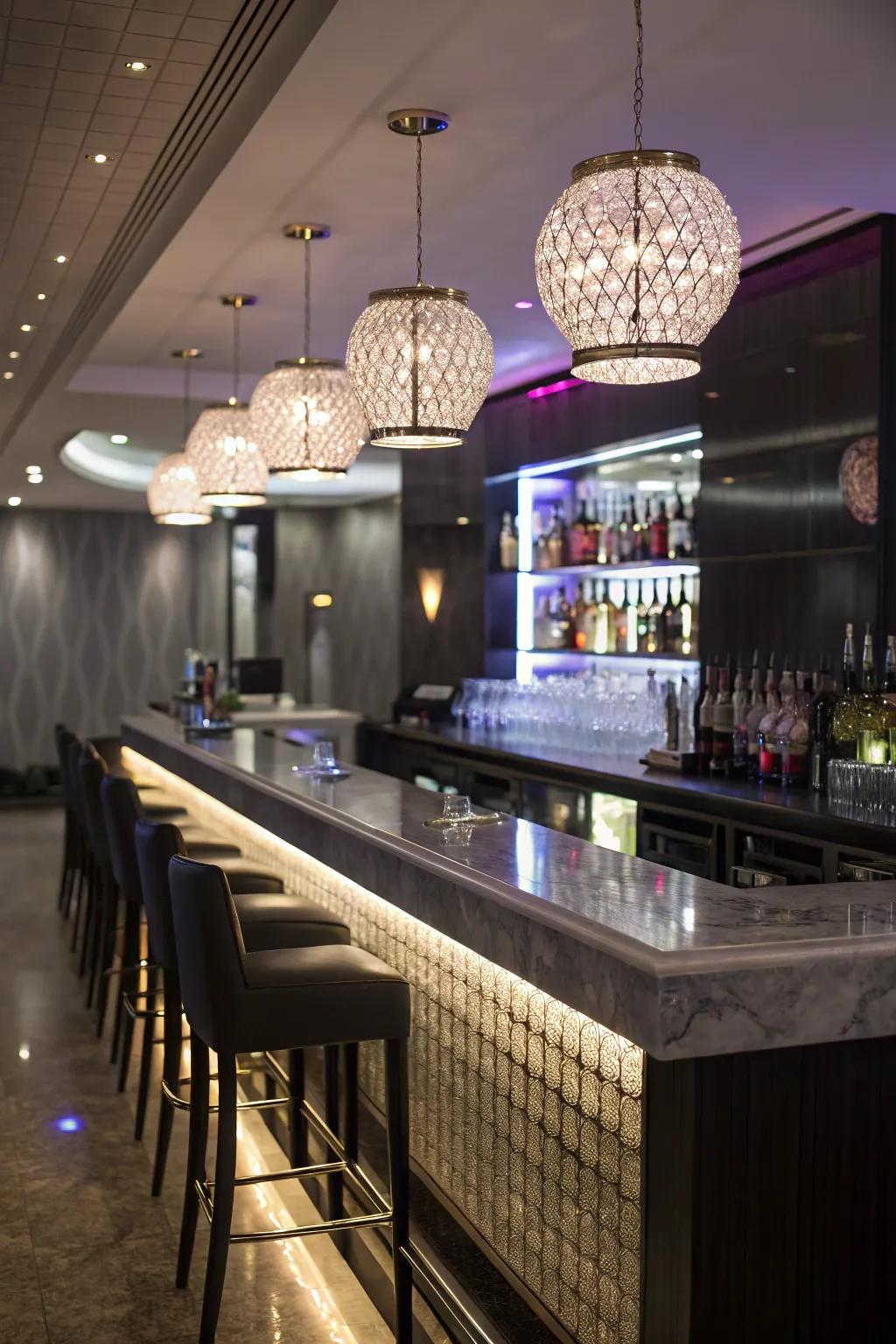 In a compact wet bar, eye-catching lighting fixtures are used.
