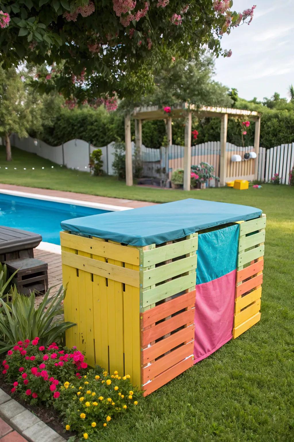 An inventive DIY wood skid cover adding a burst of color to a backyard.