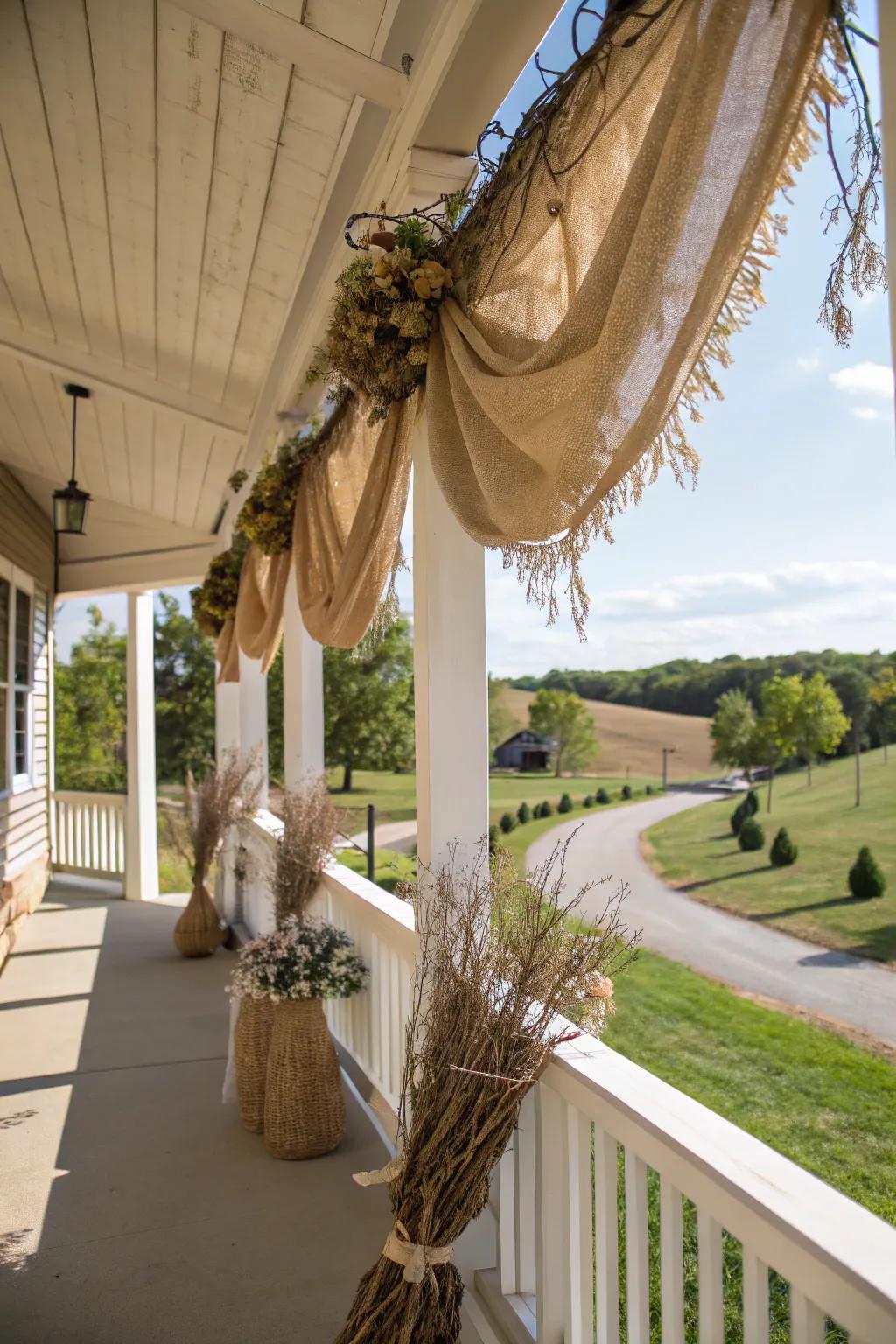 Hessian and slender branches fashion a comfortable, country-style swag.
