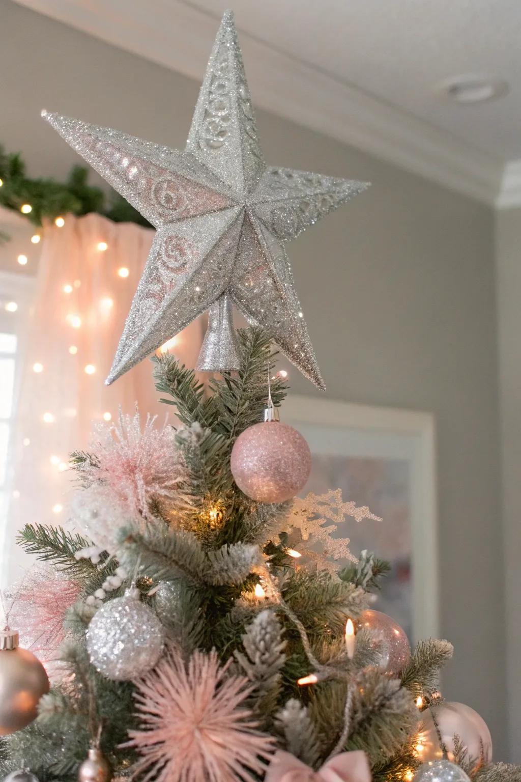 A shimmer star topper completes the refined appearance.