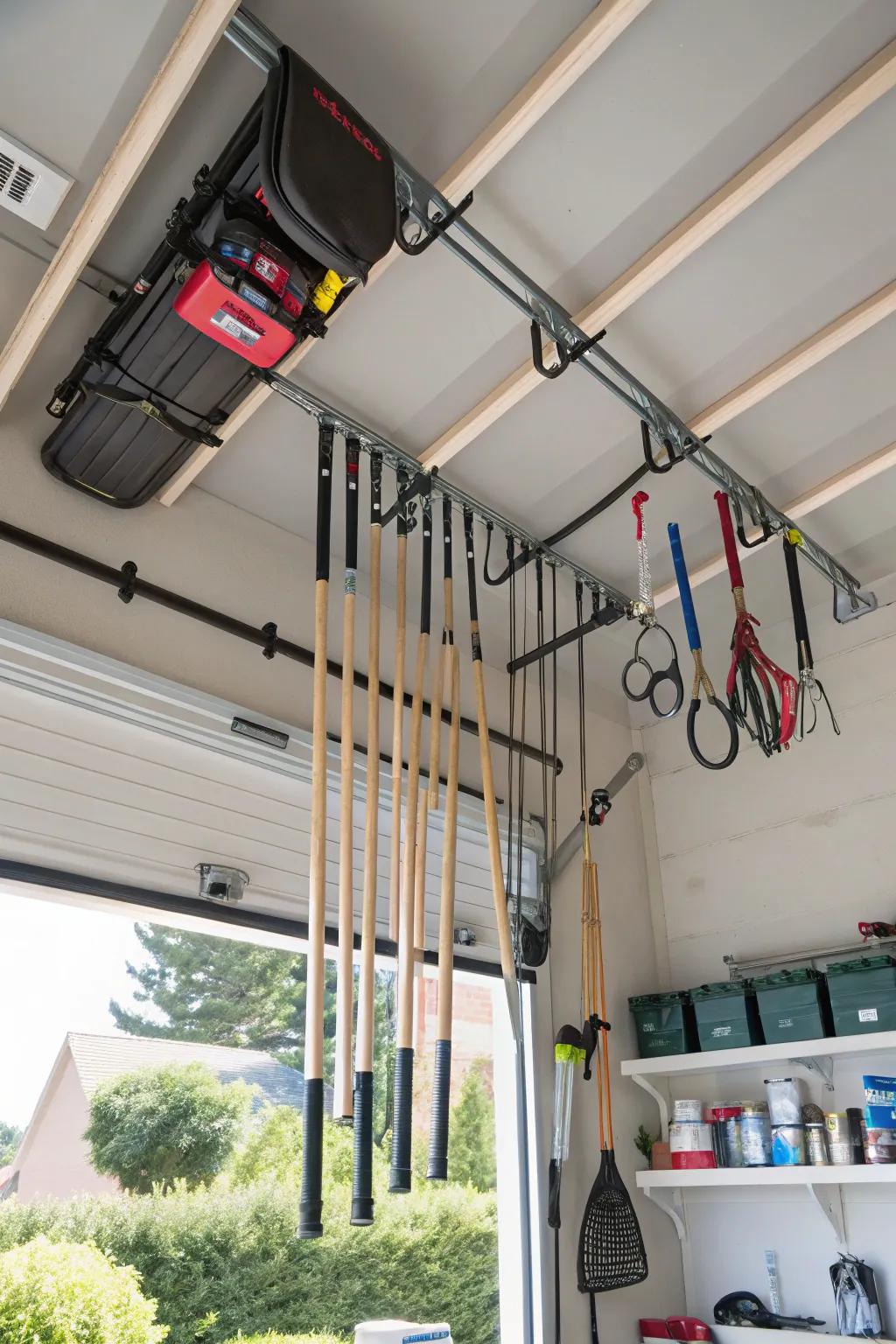 Under-ceiling storage for making efficient use of space.