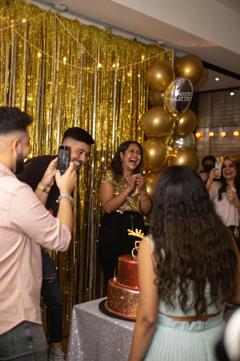 A dazzling gold setting ideal for capturing picture-perfect moments.