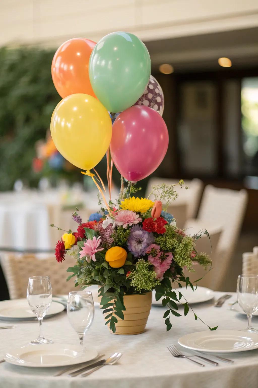 A lively table centerpiece merging balloons and flowers for a charming impression.