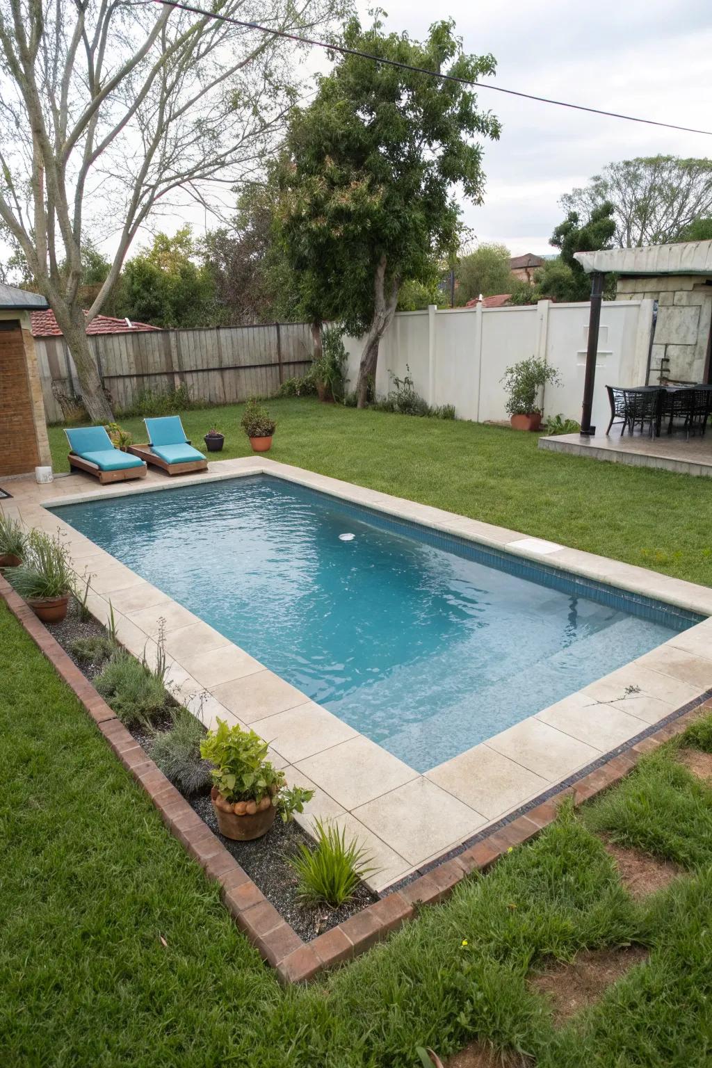 Horizon edge impression in a small pool setting.