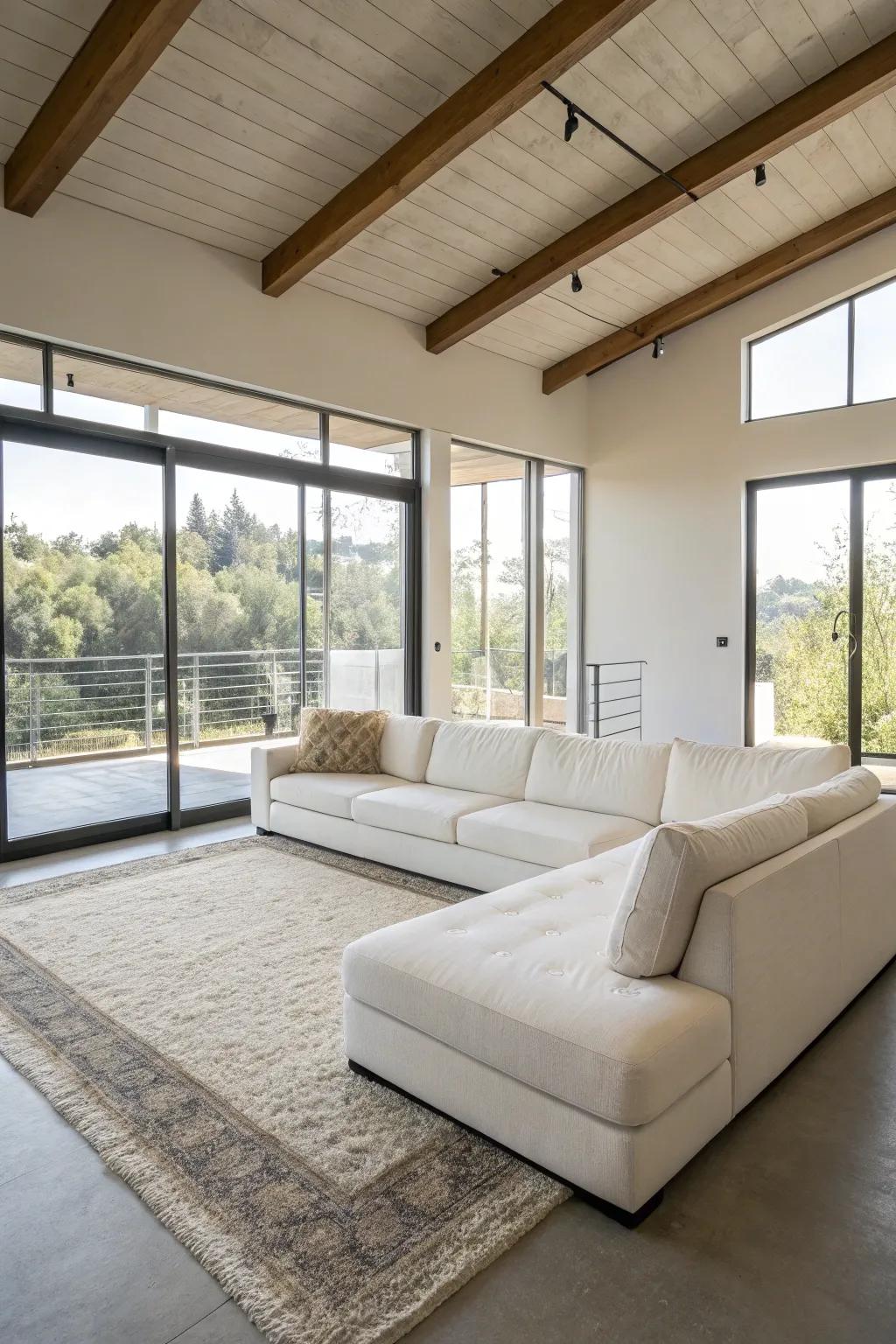 A wide and airy layout with a main white modular sofa.