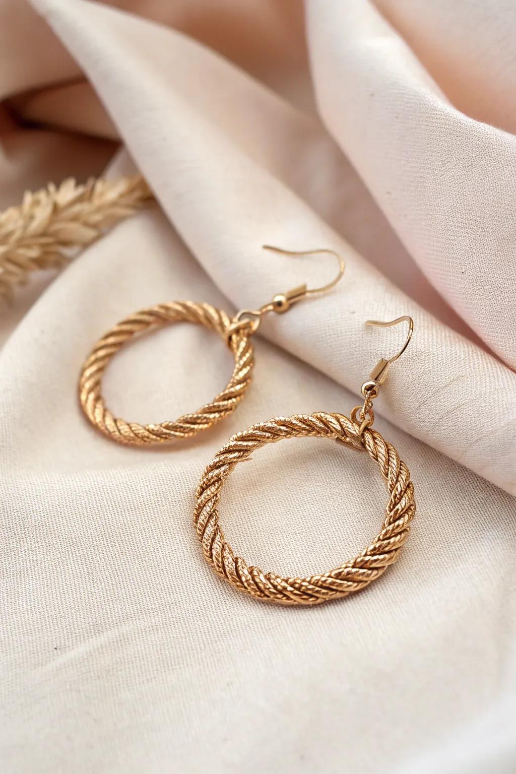 Braid and Dazzle: Discover the elegance of hand-crafted wire earrings.