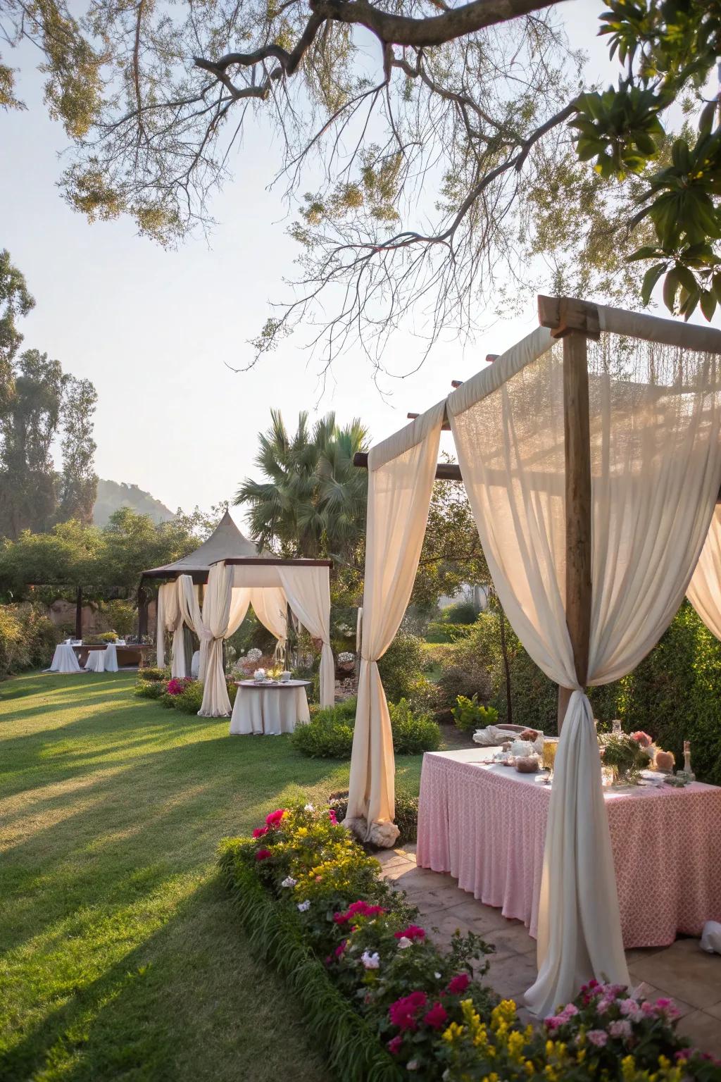 Shielded shades conjure up a snug and intimate ambiance for invitees.