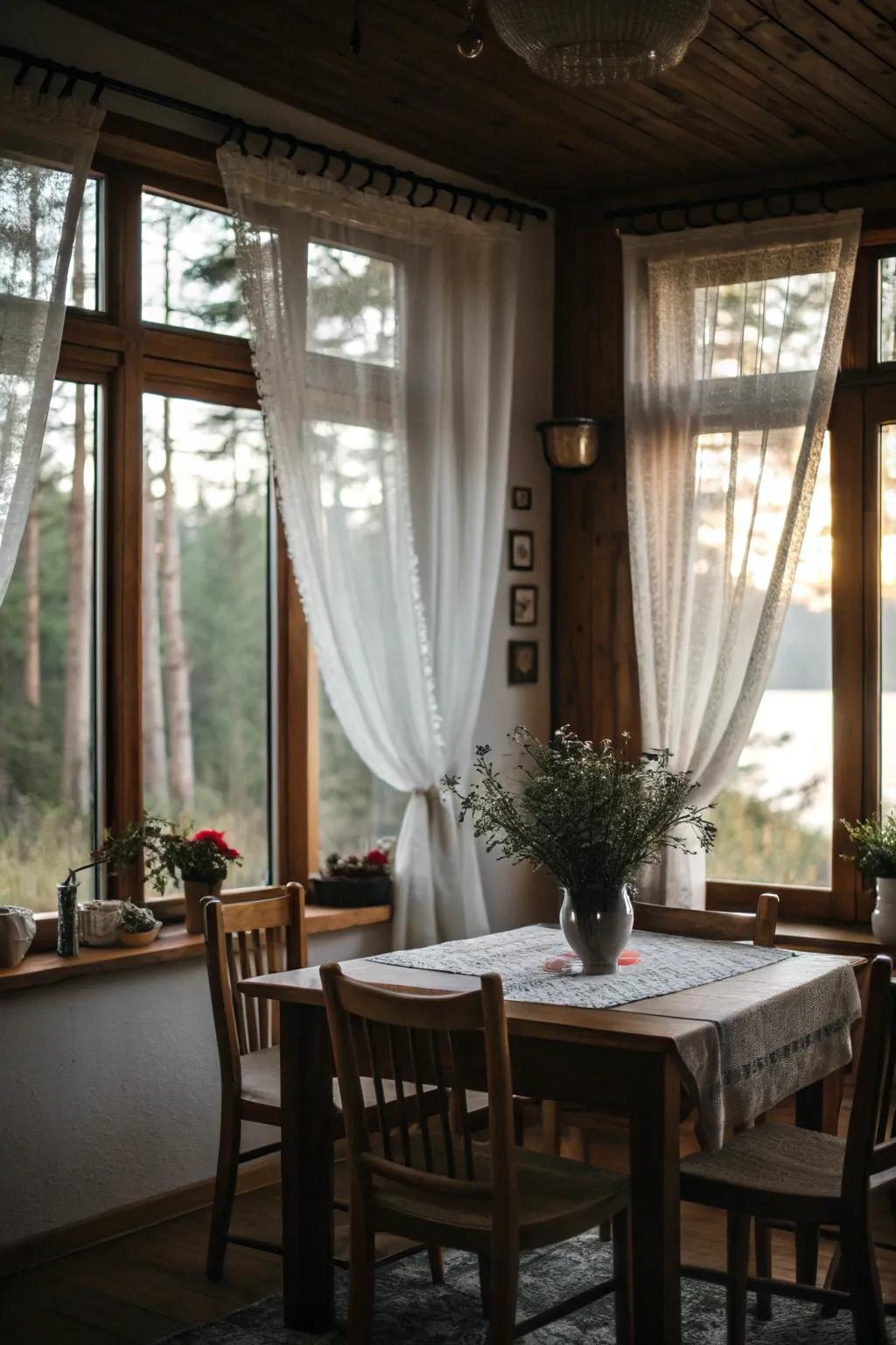 Daylight creates an open and airy sensation in compact dining areas.