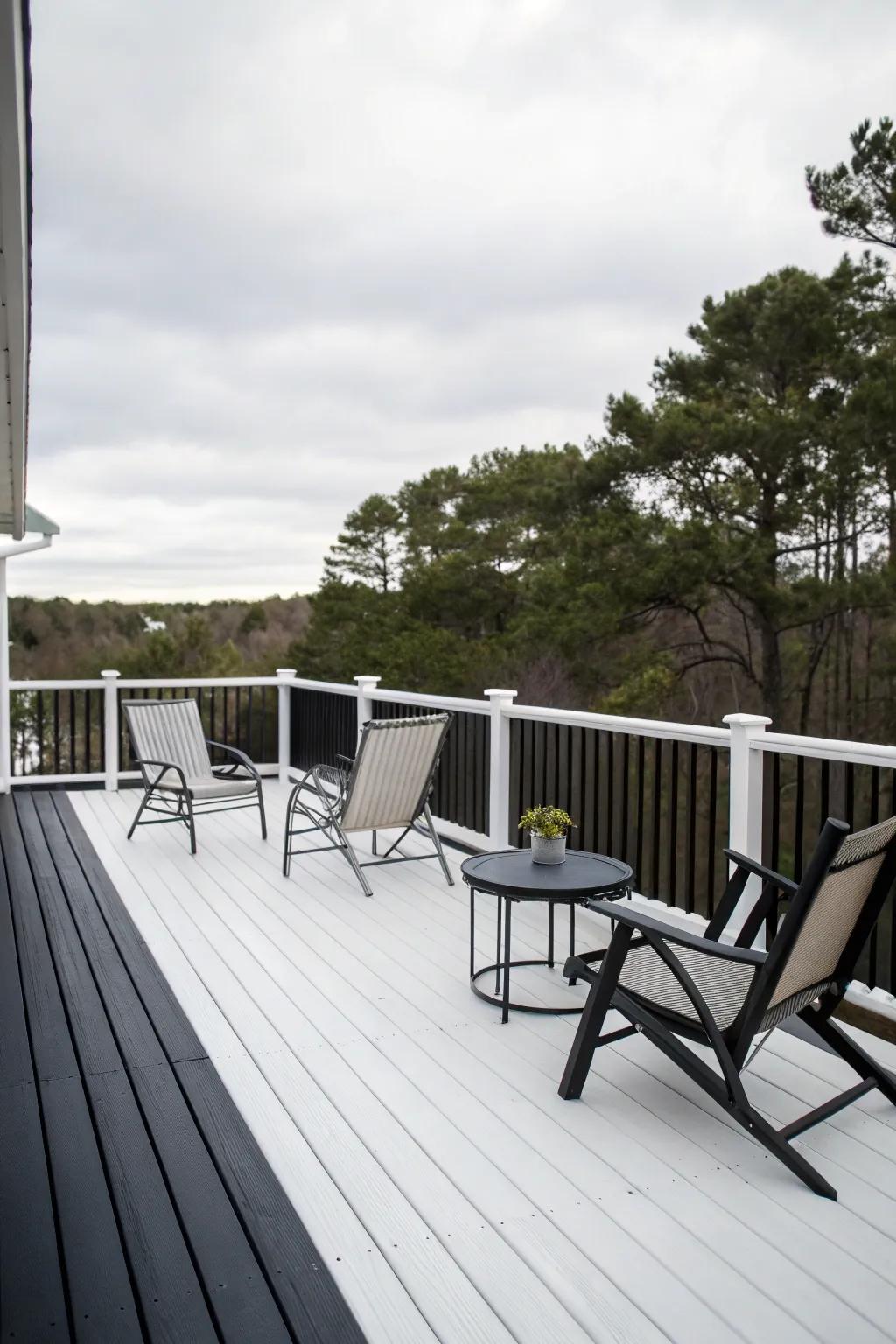 A traditional monochrome deck delivering a neat, minimalist aesthetic.
