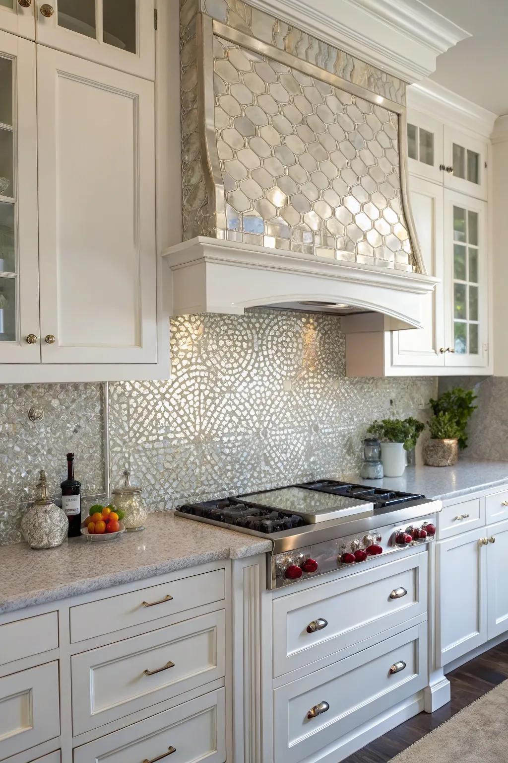 Glistening tesserae bestow a glamorous nuance upon this white kitchen.