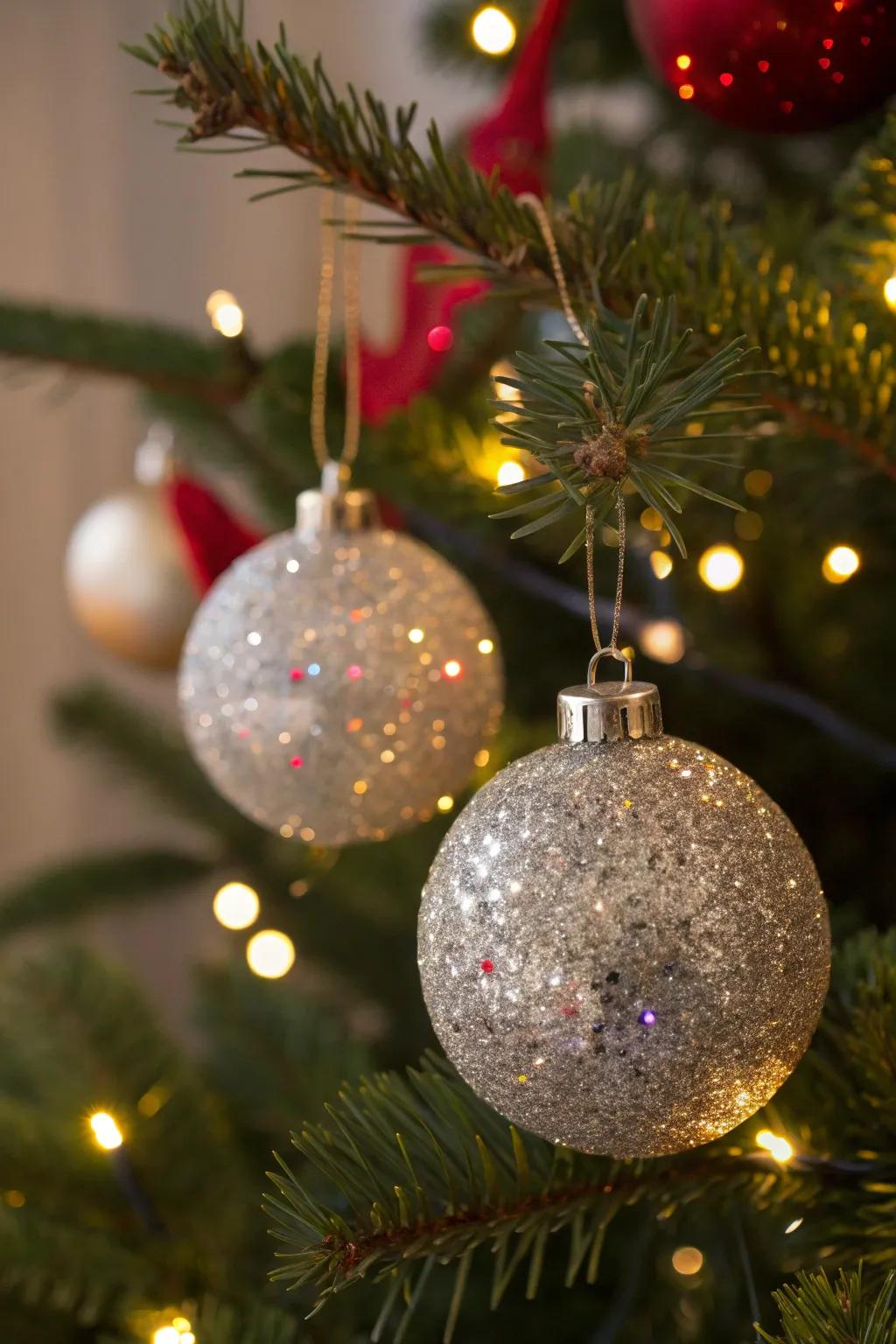 Shimmer-laden decorations bring radiance and sparkle to your decoration scheme.