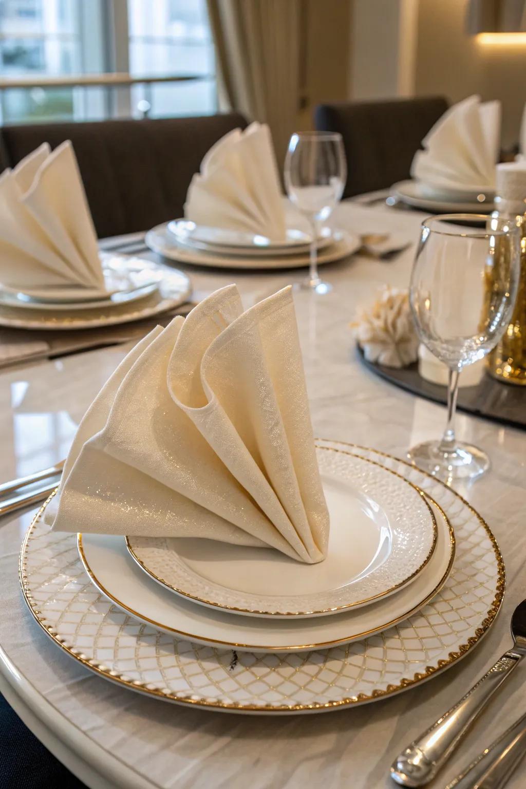 Stylish napkin pliages that create a sophisticated atmosphere.