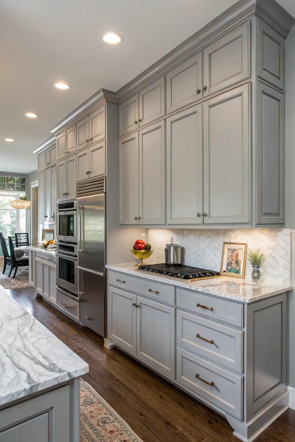 Dual-tone schemes offer a daring and contemporary appearance.