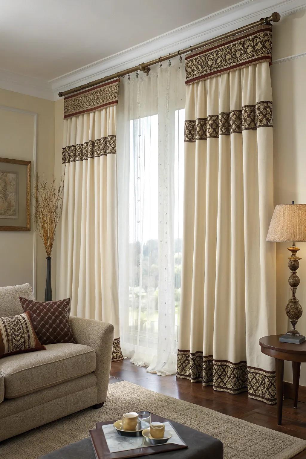 Contrasting trim lends definition and sophistication.