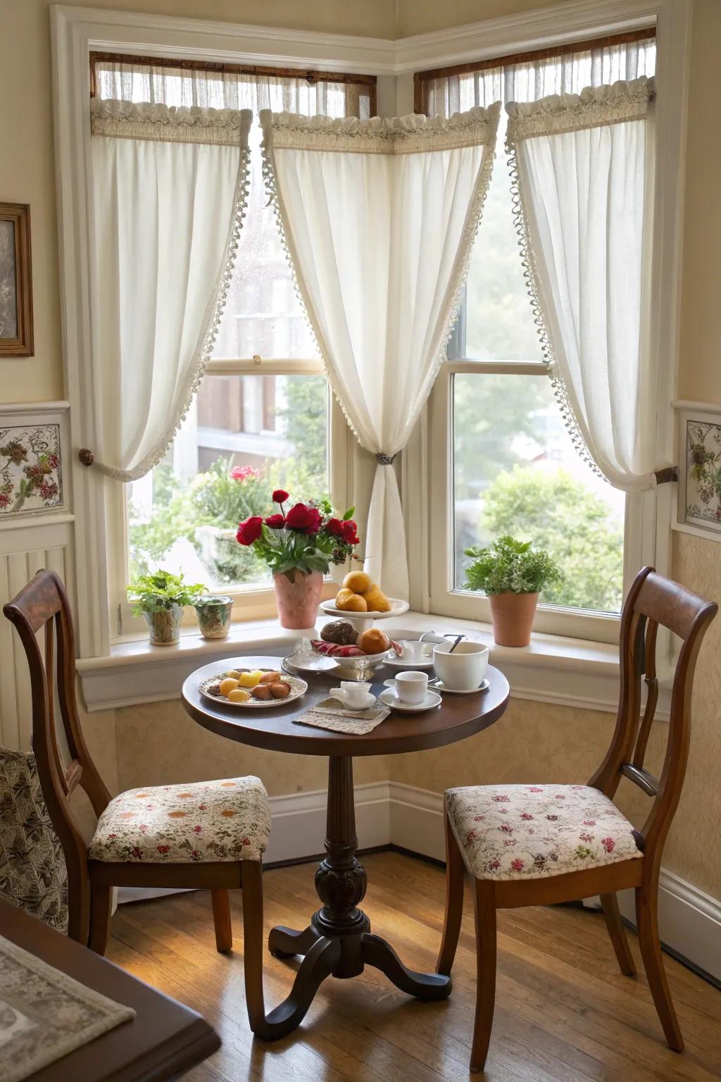 Small height window cloths bring a comfortable, vintage allure to this breakfast nook.