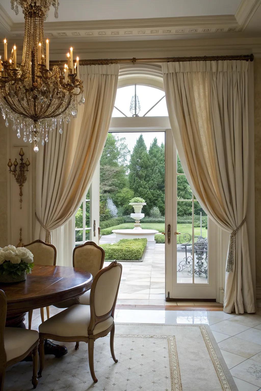 Cultured drapes heighten dining chamber aesthetics.