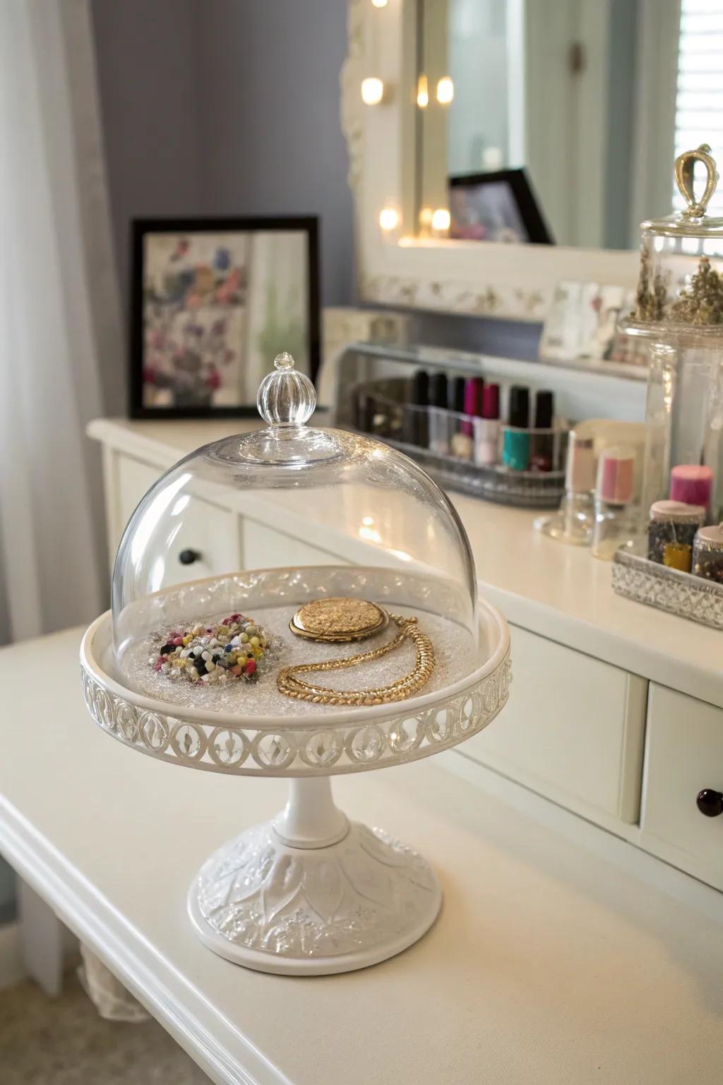 Organize your jewelry pieces with refinement under a glass dome.