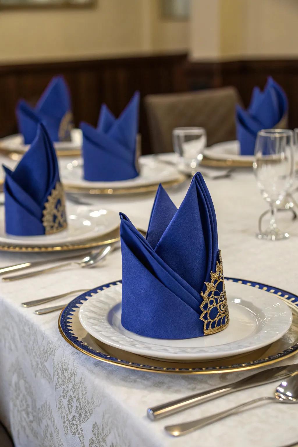 Circlet folds make any dinner feel majestic.