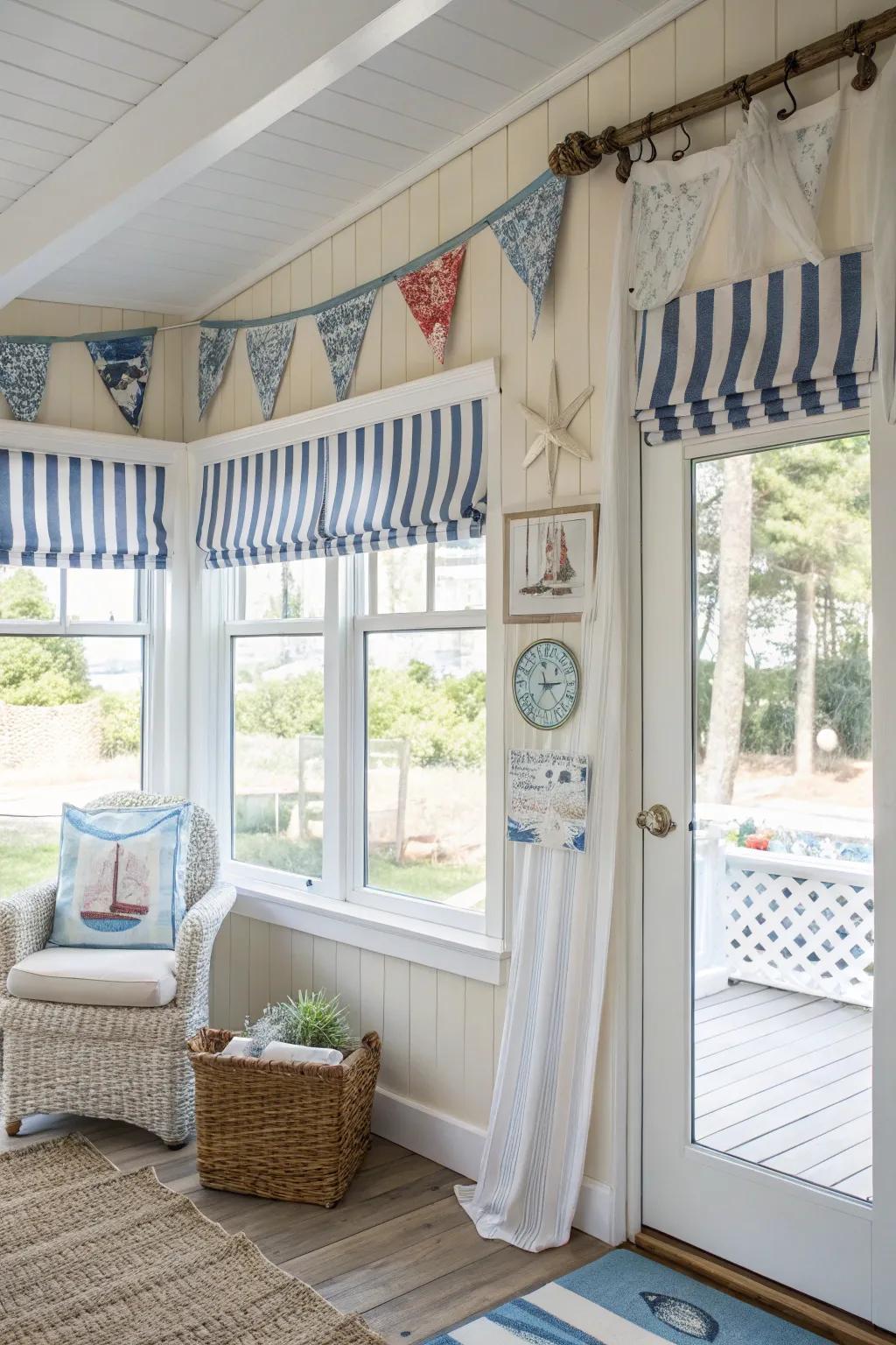 Infuse coastal sensations into your sunroom with maritime valances.