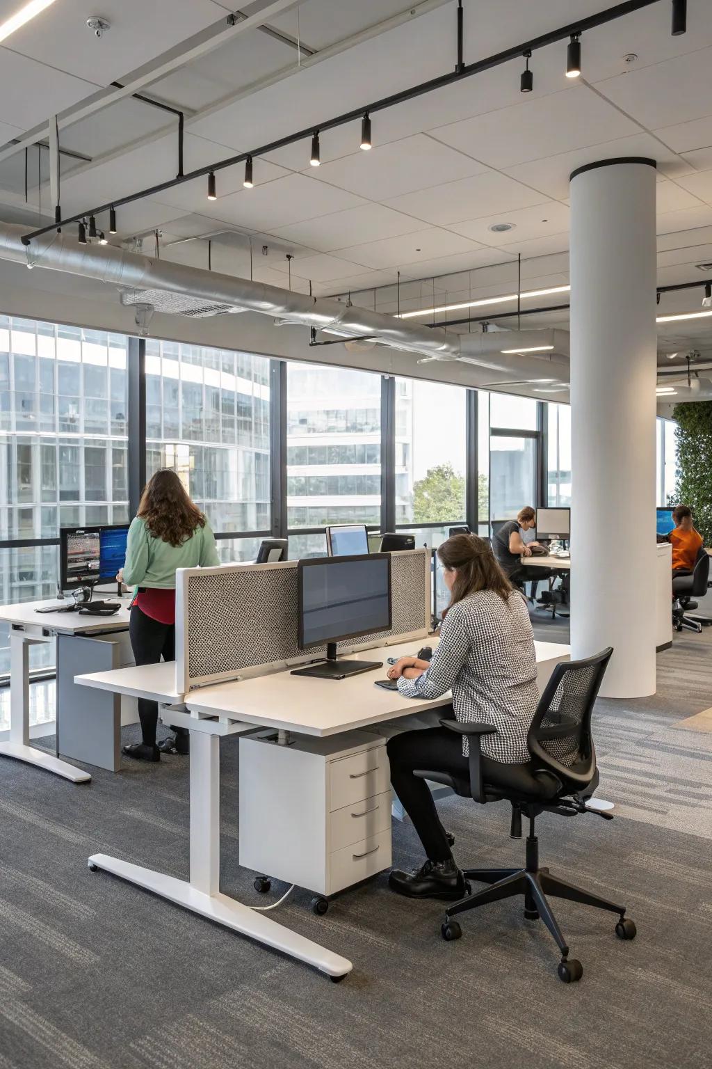 Adaptable work zones accommodate various working preferences.